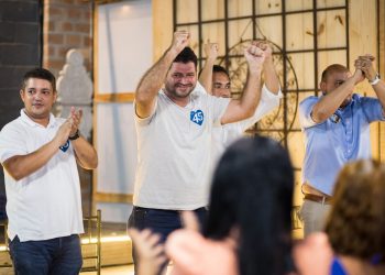 Vice de Ramos reúne base aliada com a presença de Padilha