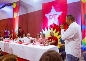 Vinicius Castello e o PT debatem estratégias em plenária lotada