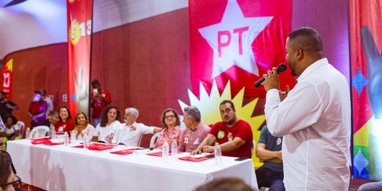 Vinicius Castello e o PT debatem estratégias em plenária lotada