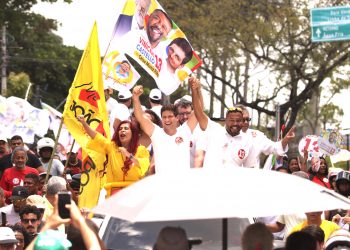 Em Olinda , João Campos participa de mini carreata de Vinicius Castello