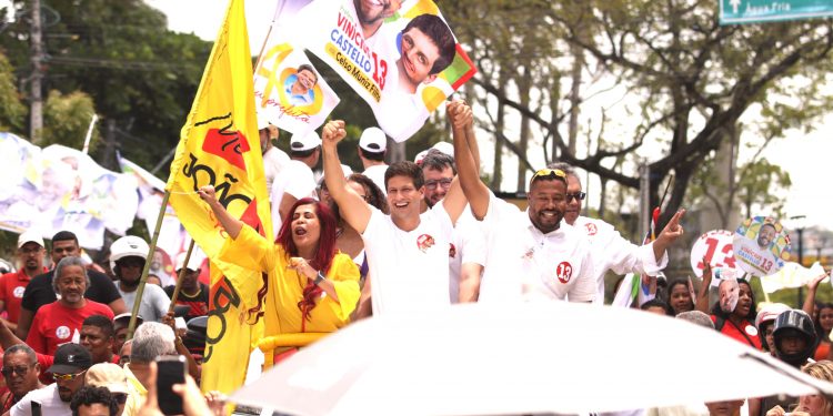 Em Olinda , João Campos participa de mini carreata de Vinicius Castello