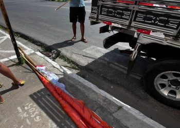 Em Olinda, Vinícius Castello é denunciado sob acusação de roubar bandeiras de Mirella