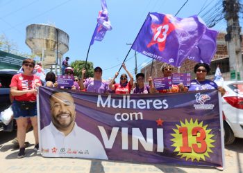 Caminhada reúne centenas de mulheres em apoio a Vinicius Castello em Olinda