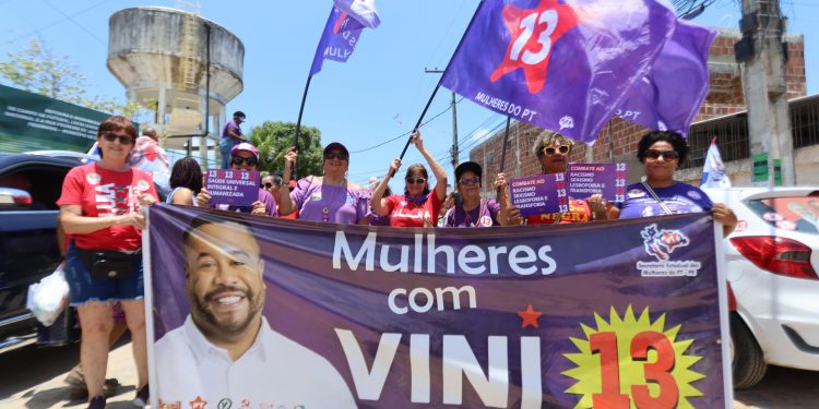 Caminhada reúne centenas de mulheres em apoio a Vinicius Castello em Olinda