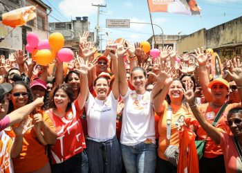 “Estou aqui como militante de Mirella”, diz governadora Raquel Lyra em caminhada na Cidade Tabajara, em Olinda