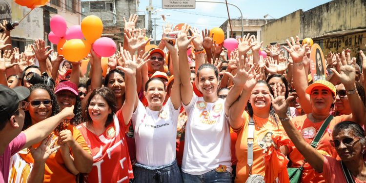 “Estou aqui como militante de Mirella”, diz governadora Raquel Lyra em caminhada na Cidade Tabajara, em Olinda