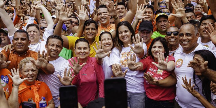 Professora Elcione (PSDB) comemora vitória no segundo turno em Paulista e Olinda