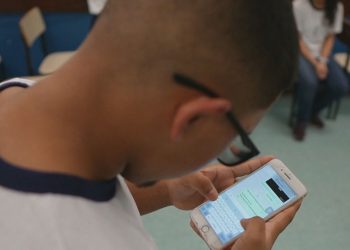 Comissão de Educação aprova projeto que proíbe uso de celular em escolas