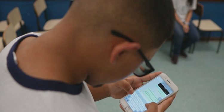 Comissão de Educação aprova projeto que proíbe uso de celular em escolas