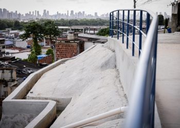 Obra de contenção de encostas e drenagem no Ibura entra em fase de conclusão