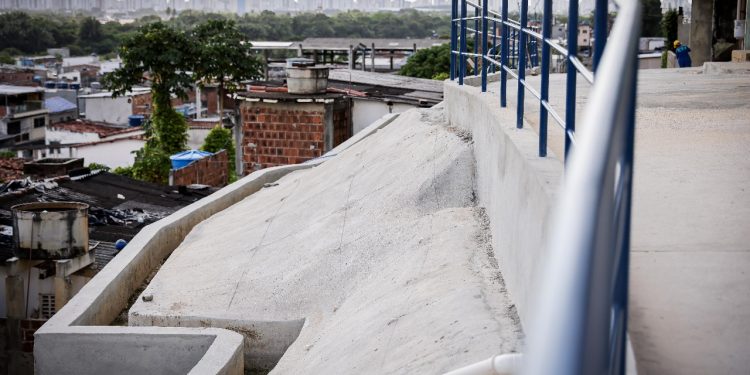 Obra de contenção de encostas e drenagem no Ibura entra em fase de conclusão