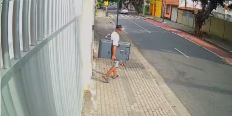 Idoso de 67 anos é preso em flagrante após arrombar um apartamento e furtar objetos no Recife