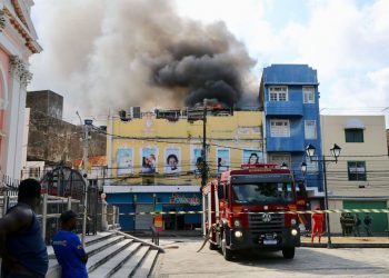 Incêndio atinge loja comercial no bairro de São José, no Recife