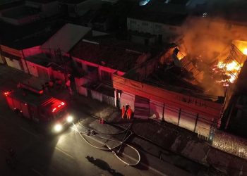 Galpão de loja pega fogo em Afogados