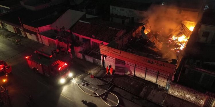 Galpão de loja pega fogo em Afogados