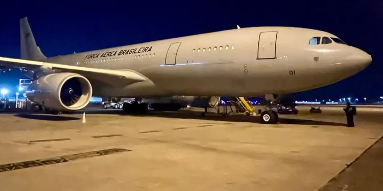 Avião que vai repatriar brasileiros no Líbano segue para Beirute