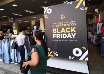 Nove em cada dez brasileiros pretendem comprar algo na Black Friday