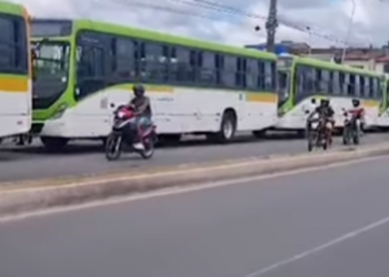 Motoristas de ônibus realizam protesto no Terminal Integrado Xambá