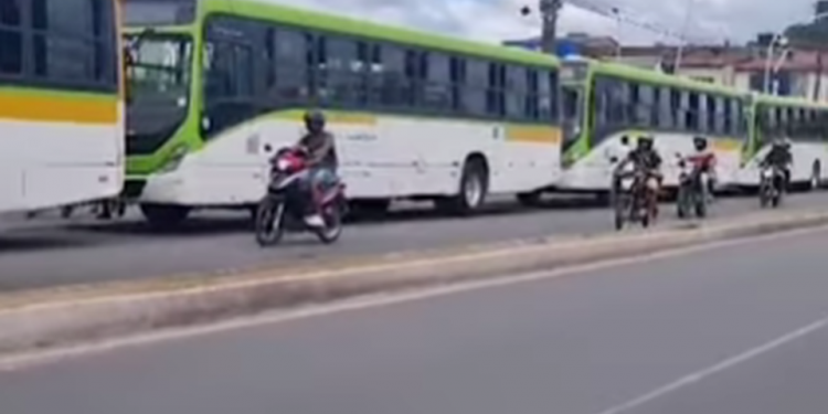 Motoristas de ônibus realizam protesto no Terminal Integrado Xambá