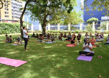 Yoga ao Ar Livre: Uma manhã de equilíbrio e renovação no Jardim Espaço Plural