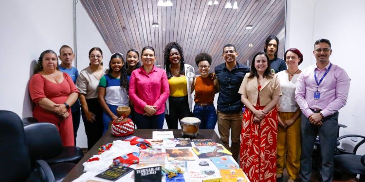 Professora Elcione assina Lei municipal que reforça educação antirracista nas escolas de Igarassu