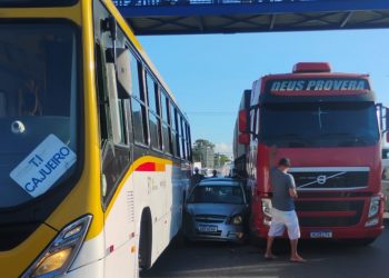Colisão entre caminhão, ônibus e carro complica trânsito na BR-101, em Jaboatão