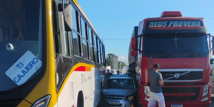 Colisão entre caminhão, ônibus e carro complica trânsito na BR-101, em Jaboatão