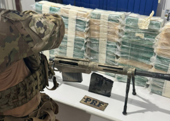 PRF apreende armamento de guerra e cocaína que seriam entregues no Recife