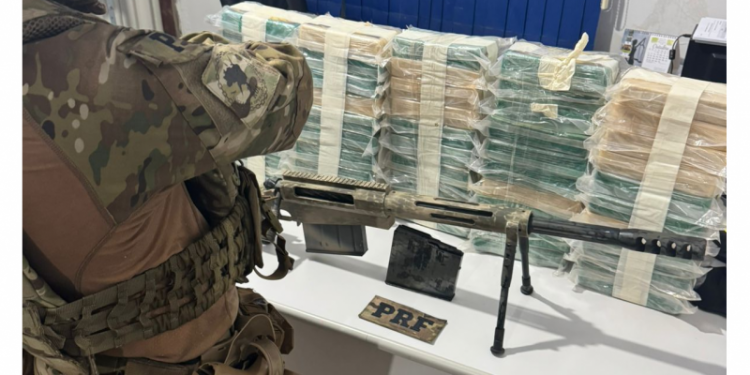 PRF apreende armamento de guerra e cocaína que seriam entregues no Recife