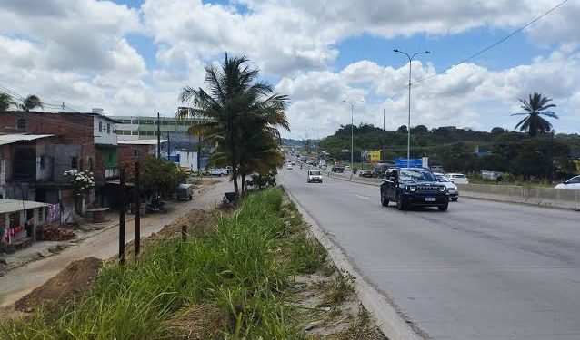 Uma das faixas da BR-232 é interditada para implantação de ciclovia