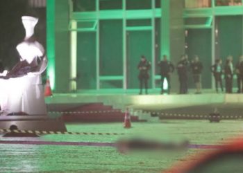 Homem tenta invadir STF com explosivos e morre na Praça dos Três Poderes