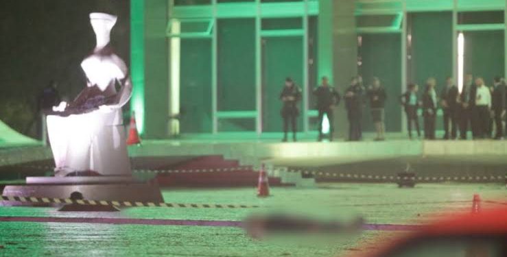 Homem tenta invadir STF com explosivos e morre na Praça dos Três Poderes