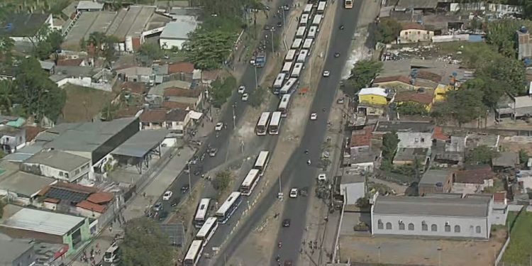 Protesto dos Rodoviarios fecha terminal da PE-15