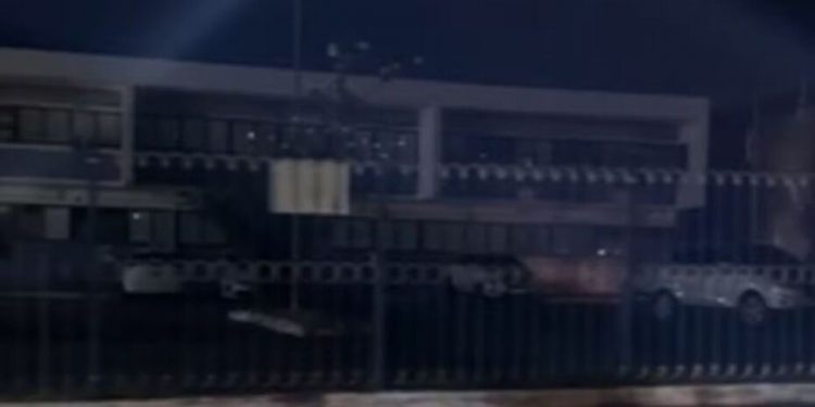 Sede da prefeitura do Cabo de Santo Agostinho tem energia cortada por causa de dívida