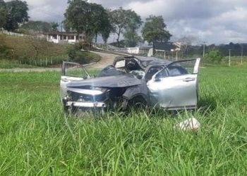 Idoso morre e quatro pessoas ficam feridas após carro capotar na BR-232