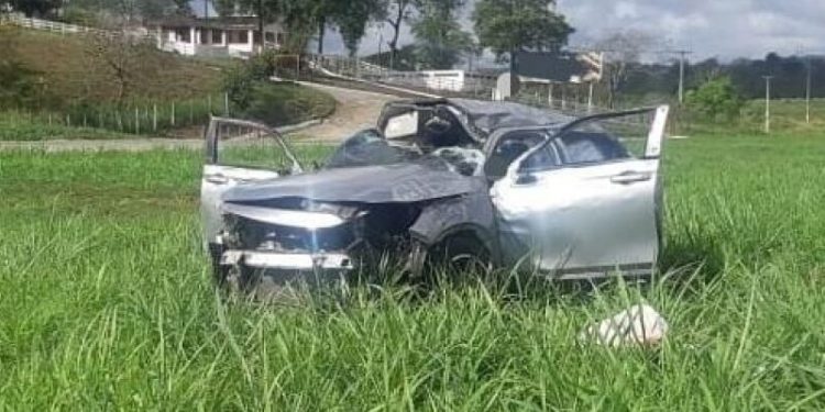 Idoso morre e quatro pessoas ficam feridas após carro capotar na BR-232