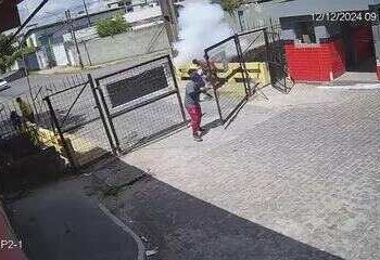 Criança perde dedo da mão após explosão de bomba na saída da sede do Sport