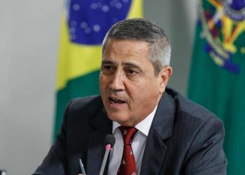 Braga Netto está preso em quarto com ar-condicionado, geladeira, armário e TV