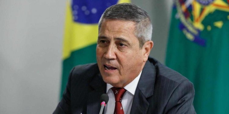 Braga Netto está preso em quarto com ar-condicionado, geladeira, armário e TV