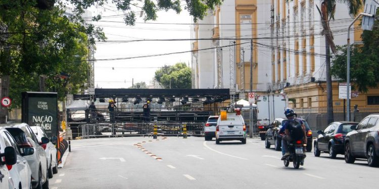 Homem morre eletrocutado em estrutura para show de Natal no Recife