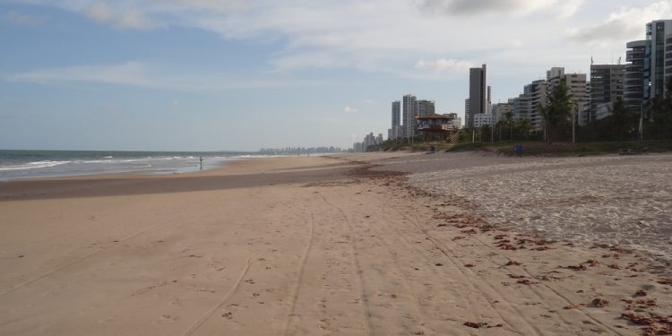 Jovem é morto com vários tiros na praia do Pina
