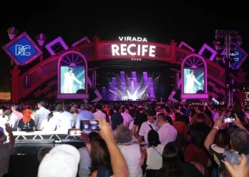 Roberto Carlos dá bronca no palco e ameaça parar show de abertura do Réveillon do Recife