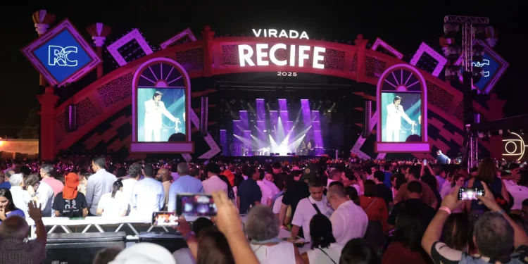 Roberto Carlos dá bronca no palco e ameaça parar show de abertura do Réveillon do Recife