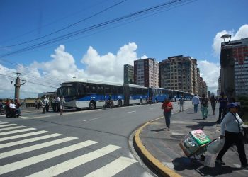 Rodoviários realizam protesto contra empresas de ônibus no Centro do Recife