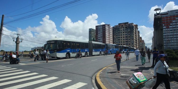 Rodoviários realizam protesto contra empresas de ônibus no Centro do Recife