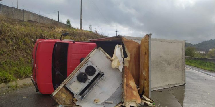 Caminhão tomba na BR-232 e tem carga saqueada