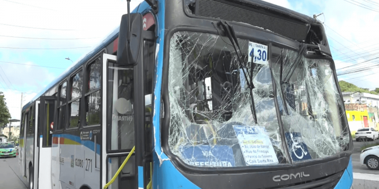Acidente entre dois ônibus deixa 15 feridos no Recife, na zona Norte