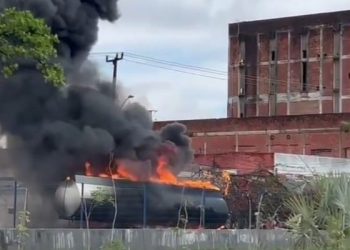 Caminhão-tanque pega fogo e interdita trânsito na BR-101