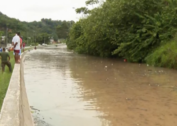 Alagamento causa interdição parcial da BR-408, em São Lourenço da Mata