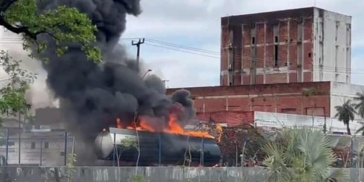 Caminhão-tanque pega fogo e interdita trânsito na BR-101